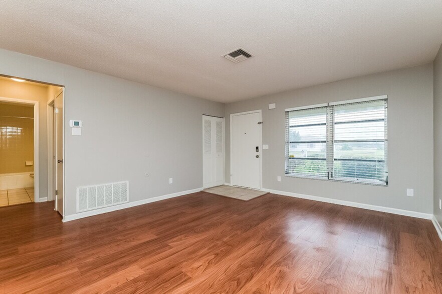 Building Photo - 9350 Bayside Ct