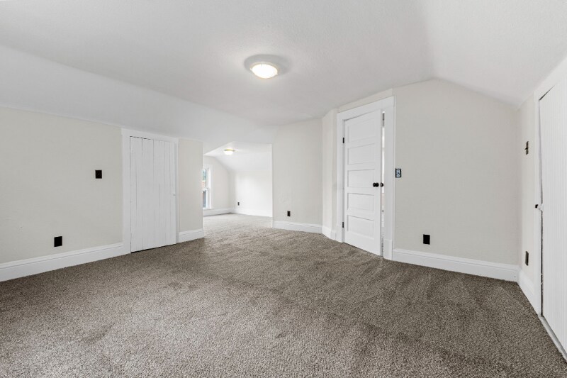 Building Photo - 126 E Zupan St
