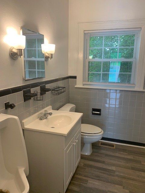 Building Photo - 301 S Oak St