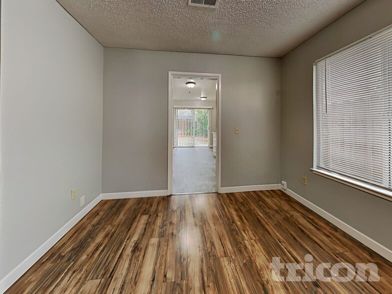 Building Photo - 1213 Essex Dr