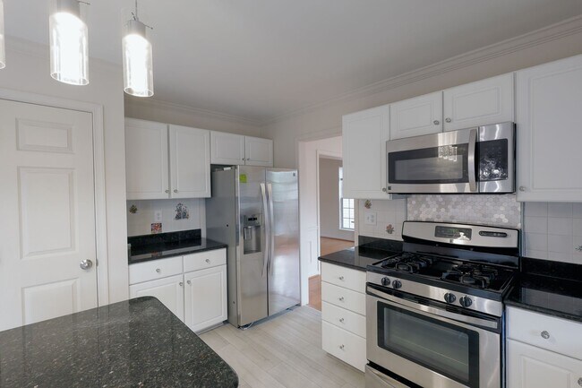 Building Photo - Beautiful 4 BR/3.5 BA Single-Family Home i...