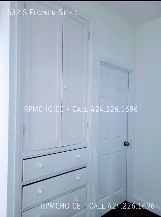 Building Photo - 532 S Flower St