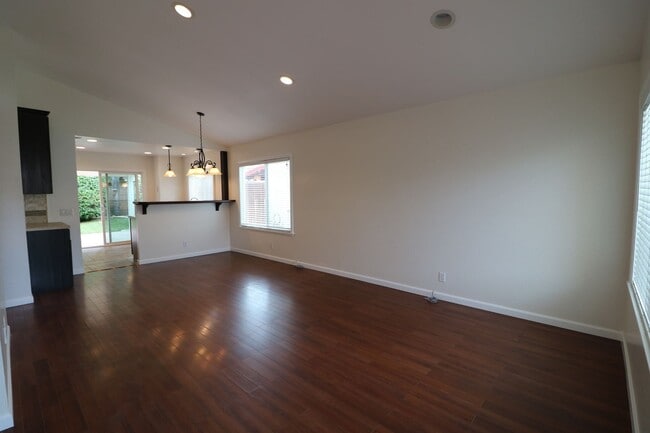 Building Photo - Gorgeous 2/Bed, 2/Bath Home in Simi Valley!