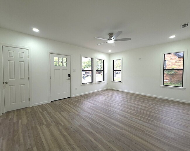 Building Photo - 1010 W Rusk St