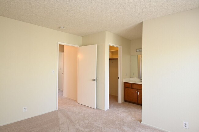 Building Photo - 3850 Meeks Terrace