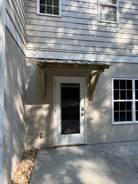 Building Photo - 886 Moore Rd