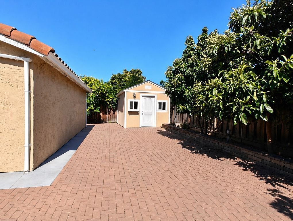 Building Photo - 2086 Fairway Glen Dr