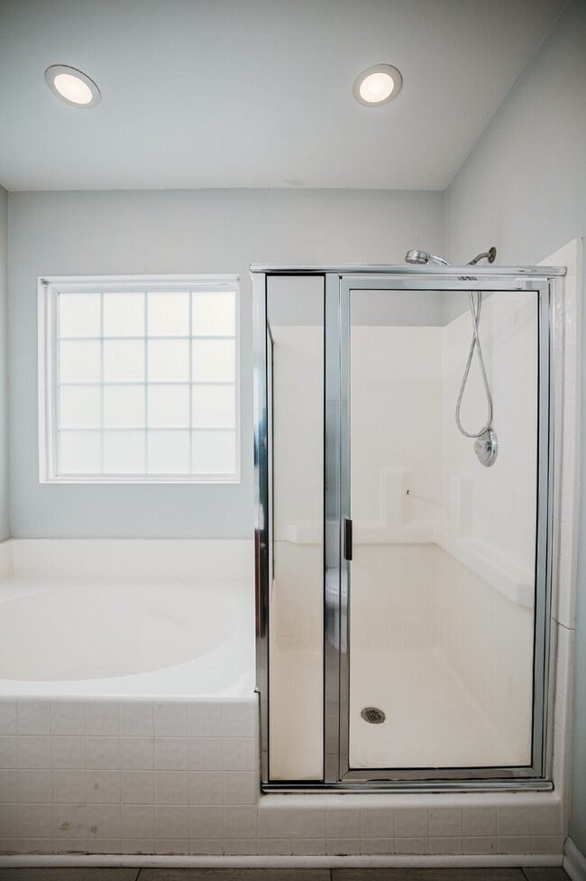 Building Photo - 4 Bed/2.5 Bath/Primary downstairs