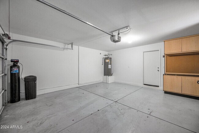 Building Photo - 2532 E Vermont Dr