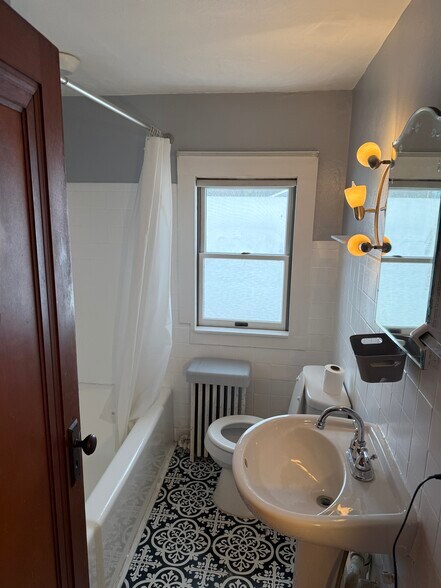 Building Photo - 216 S Ash St