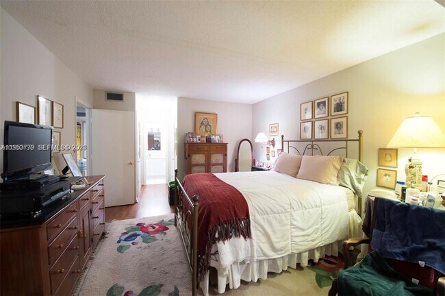 Building Photo - 2200 Park Ln