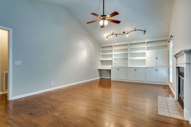 Building Photo - 3 Bed 2 Bath w/bonus room and fence for $2...
