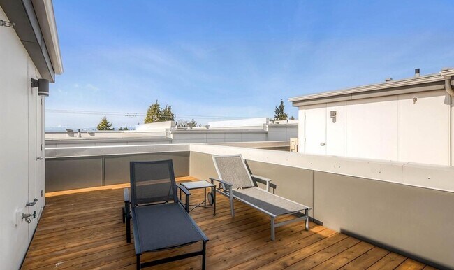 Building Photo - Ballard Townhouse