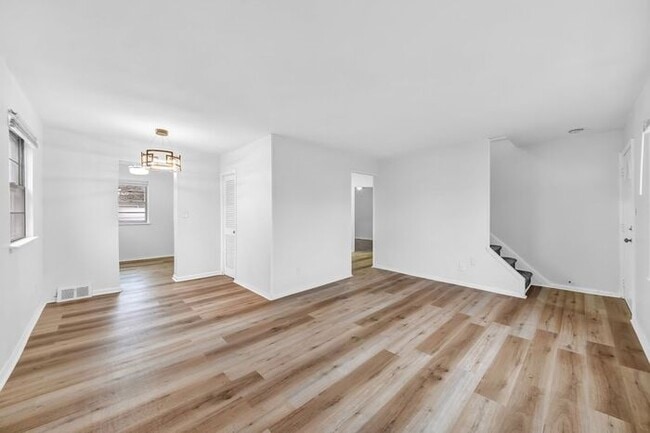 Building Photo - Stunning 5 Bed, 2 Bath Euclid Ohio!