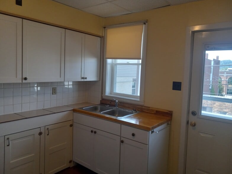 Kitchen - 646 Beaver Ave