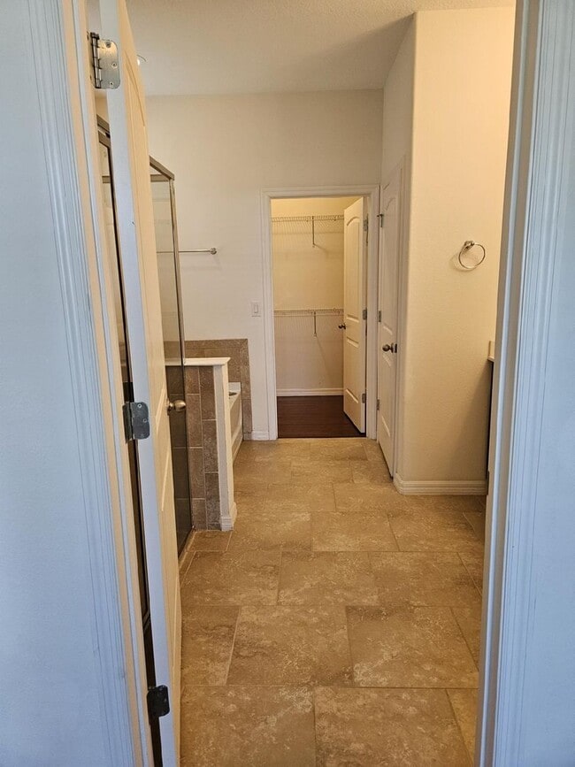 Building Photo - BEAUTIFUL 4 BEDROOM 3 BATH HOME IN THE BEA...