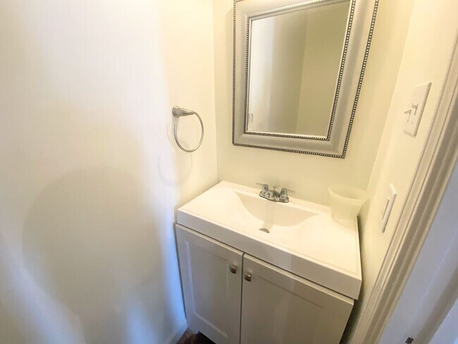 Building Photo - 2-Bed, 2.5-Bath Townhouse Near McNeese State University
