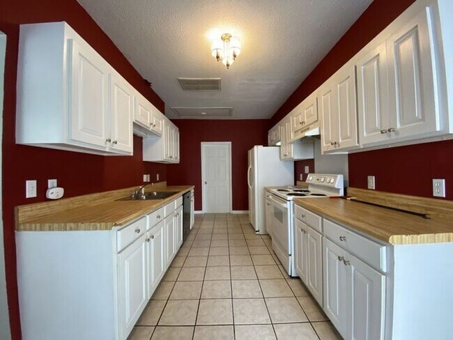 Building Photo - Spacious 6 Bedroom, 3 Bathroom Home Near U...