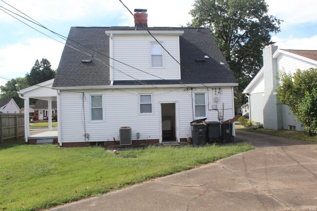 Building Photo - 2100 E Gum St