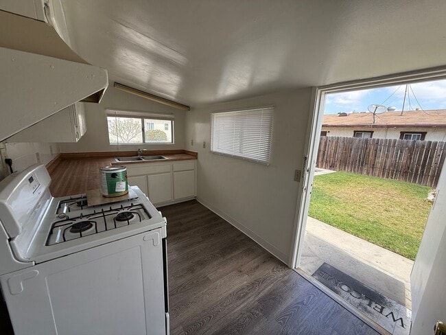 Building Photo - R06-028-MF