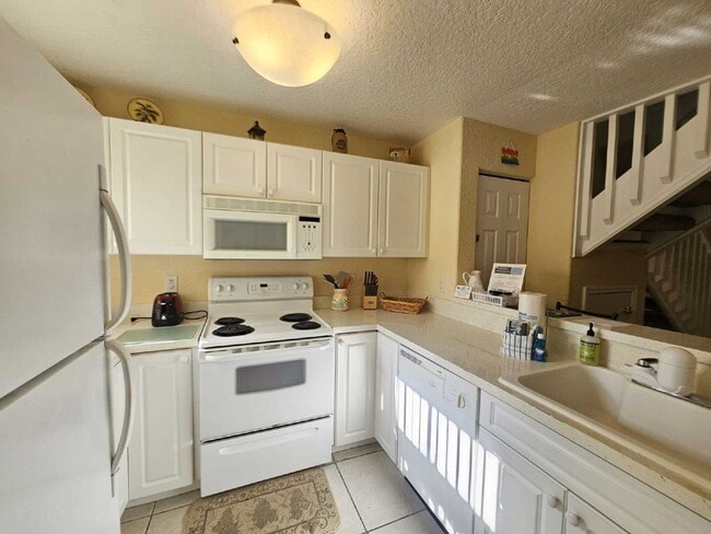 Building Photo - Available Feb. 1st, 2026! Charming Cape Canaveral Townhouse: 2 Bed, 2.5 Bath Retreat with 1,120 S...