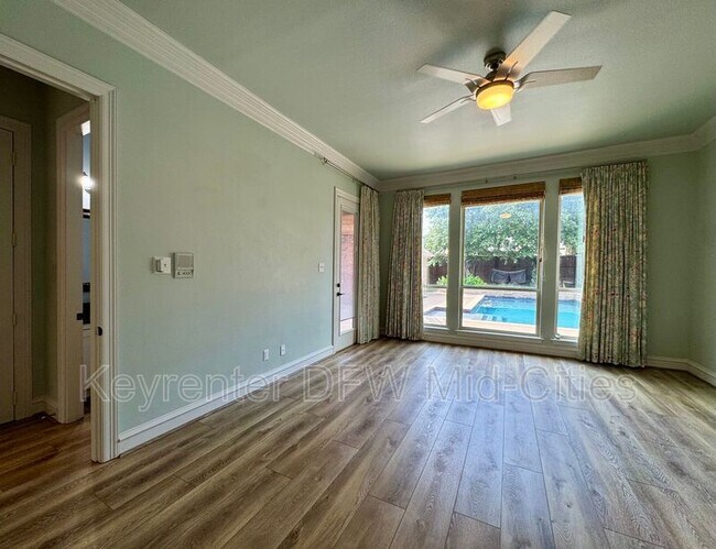 Building Photo - 2417 Creekside Cir S