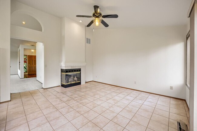 Building Photo - Well-Equipped 3 Bed 2 Bath Renton Home w/ 2-Car Attached Garage!