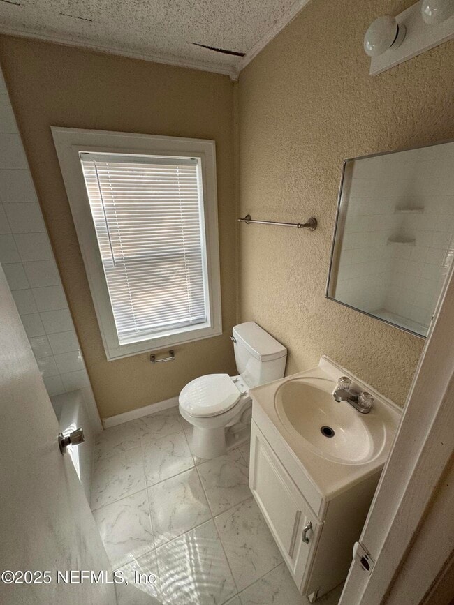 Building Photo - 1817 Lakewood Rd