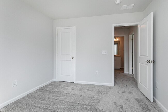 Building Photo - 580 Glen Clova Dr
