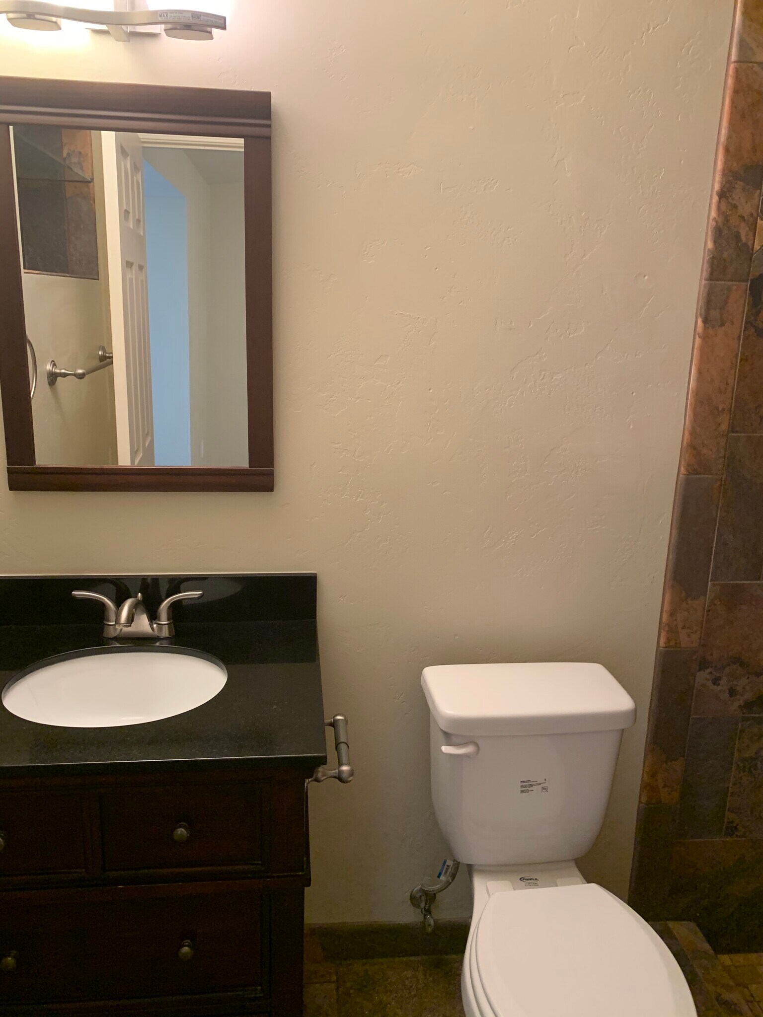 Master bathroom - 607 N De Medici Pl