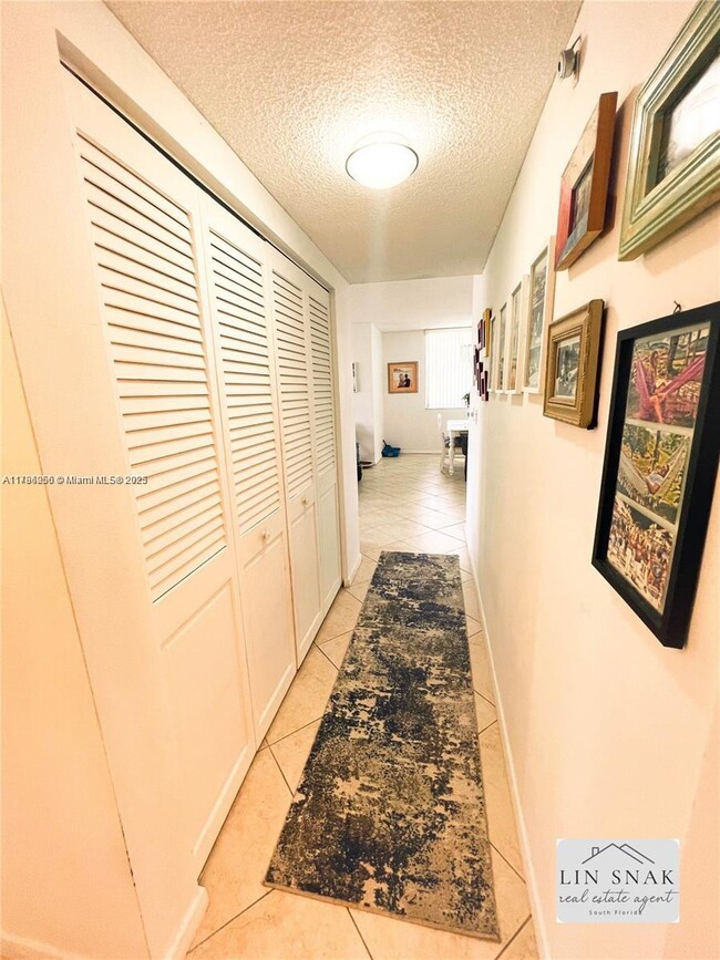 Building Photo - 300 Bayview Dr
