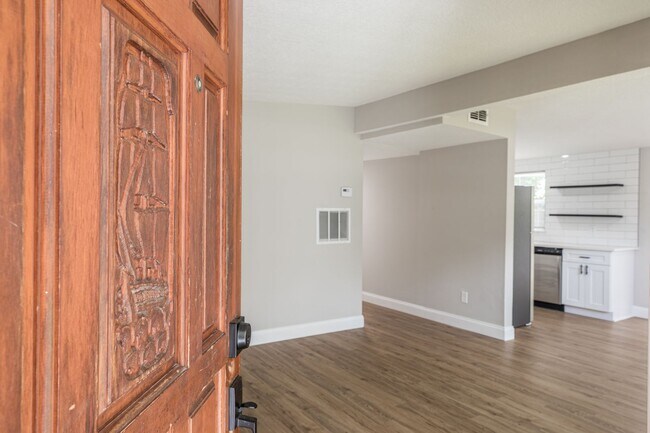 Building Photo - Renovated 4/2