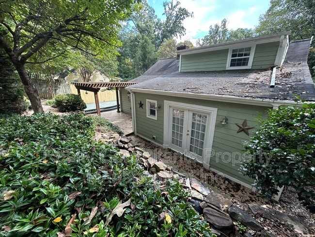 Building Photo - 2461 Lyndhurst Ave