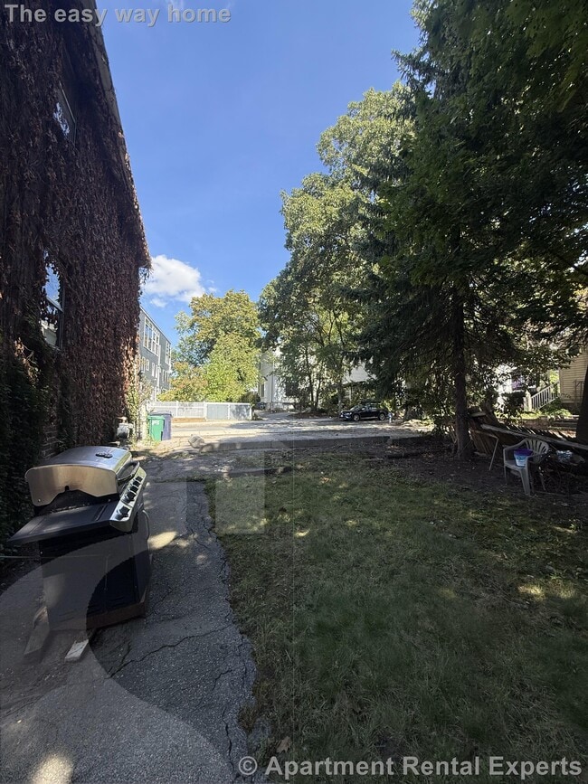 Building Photo - 24 Saville St