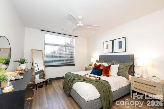 Building Photo - 425 W Trade St