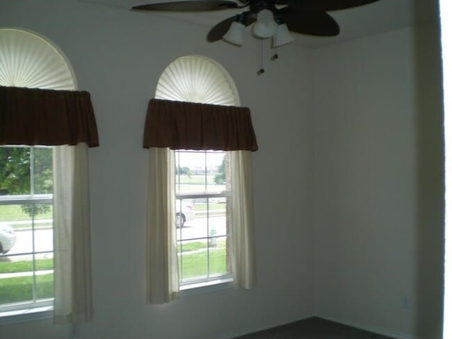 Building Photo - 2213 Willow Dr