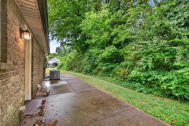 Building Photo - 333 Rossview Rd