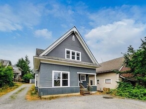 Building Photo - 1 Block to WWU- Large Bedrooms-  Large 6 Bedroom House Available in August!!
