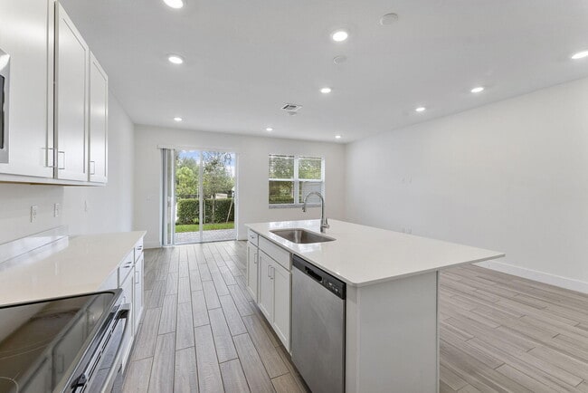 Building Photo - 247 Preserve Trl N