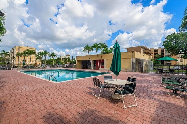 Building Photo - 9150 Fontainebleau Blvd