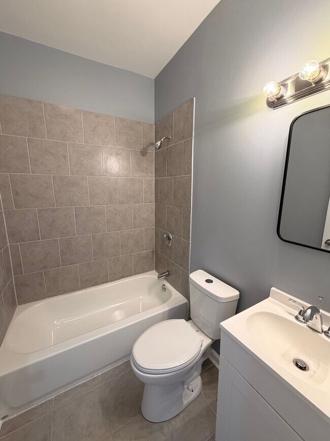 Building Photo - Beautiful Fully Renovated 2/1 Duplex!