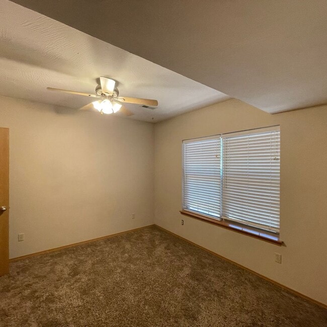 Building Photo - Beautiful 4 bedroom 3 full bathroom Townhome available Now!