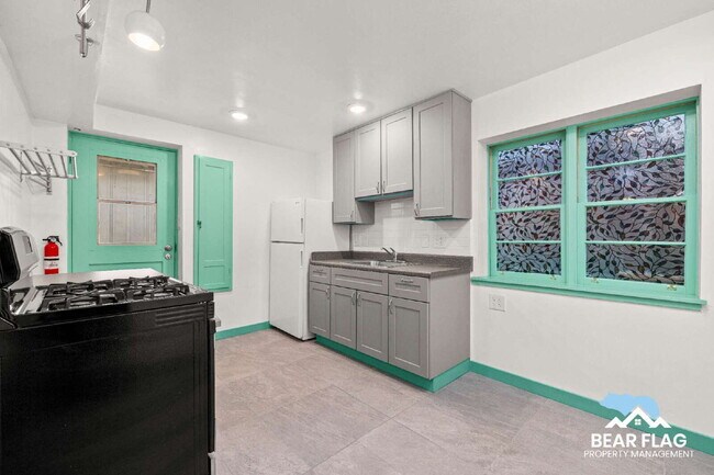 Building Photo - For Rent – 1 Bedroom Back Unit in Mid-Town...
