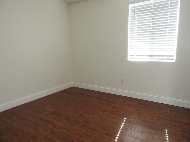 Building Photo - Lovely 3bed 2 bat