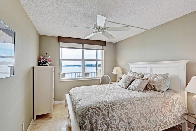 Building Photo - 1820 New Palm Way