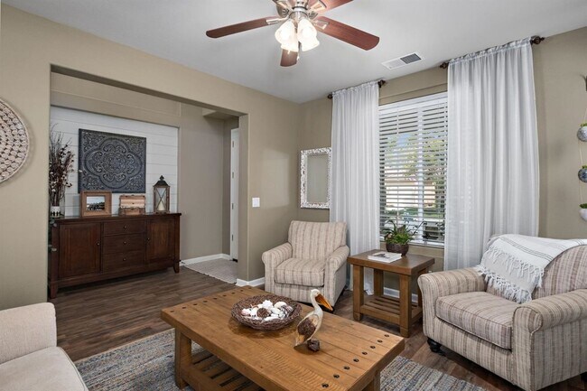 Building Photo - Beautiful 5 Bedroom, 3 Bath Home + Loft in Quail Lake, Clovis, CA