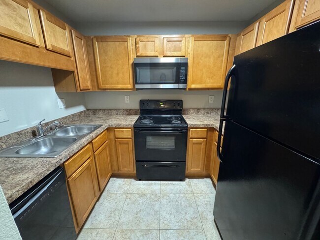 Building Photo - Lovely Winter Springs Condo ~ Vinyl Plank Flooring and Large Screened Patio!