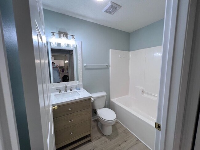 Building Photo - 2 Bedroom 2 Bath Duplex