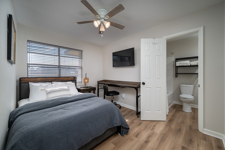 Building Photo - 1528 E Devine St