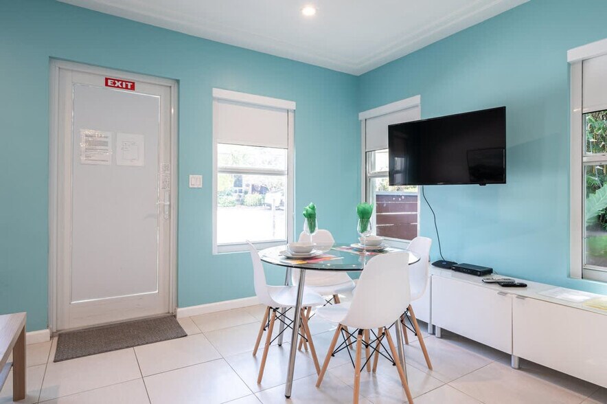 Building Photo - 334 Oregon St